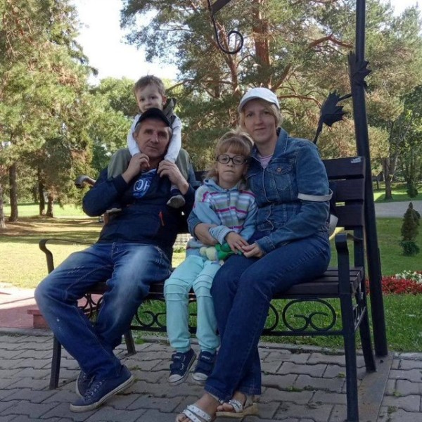 После усыновления ребенка в семье появился и родной. Трогательная история пары из Беларуси