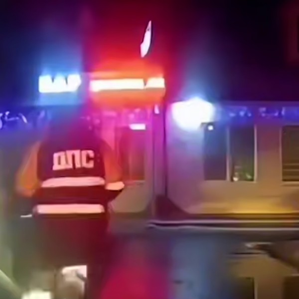 В Беларуси пьяный водитель пытался скрыться от ГАИ в баре — видео