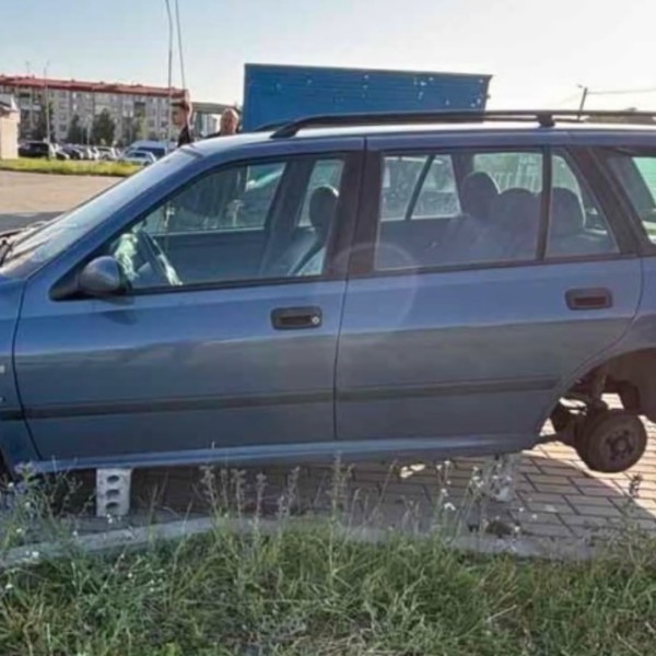 Обычная парковка во дворе закончилась кражей на 800 рублей: случай в Барановичах