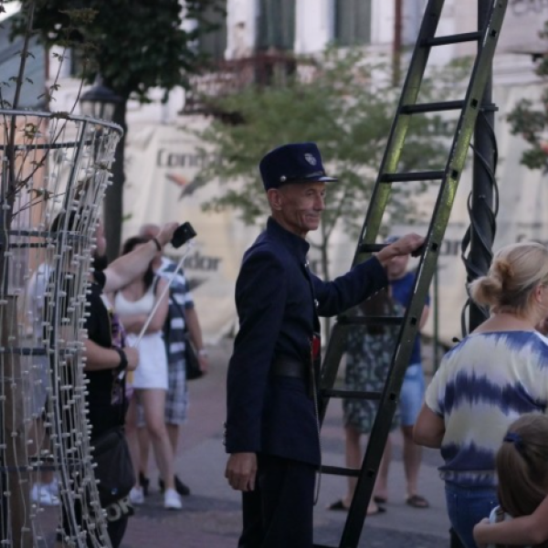 Время изменилось. Во сколько зажигает фонари брестский фонарщик?