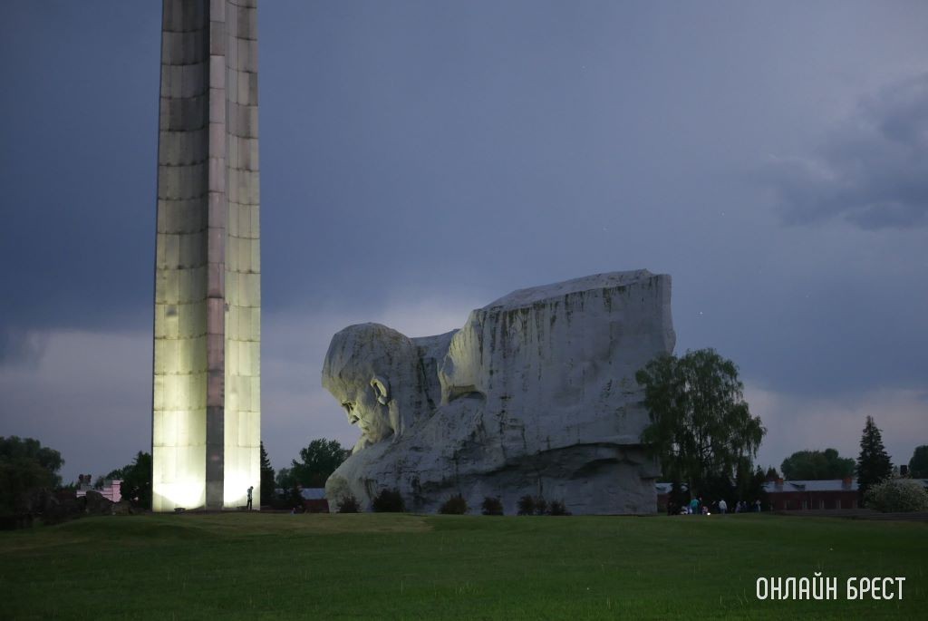 Экскурсии по Беларуси: Брестская крепость, Хатынь, «Линия Сталина». Где еще стоит побывать в мае?