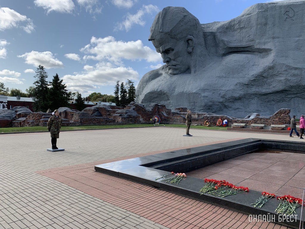 Как брестские школьники несут караул у Вечного огня