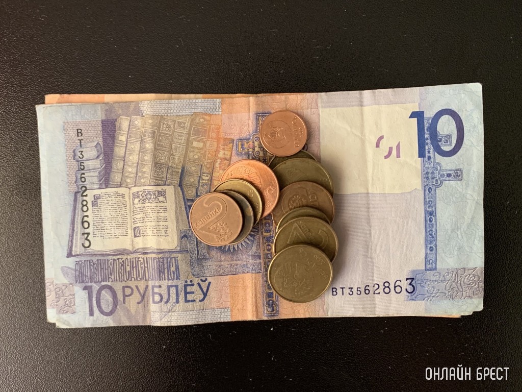 В Беларуси работнику платили аванс 10 рублей и запрещали увольняться — чем закончилась история