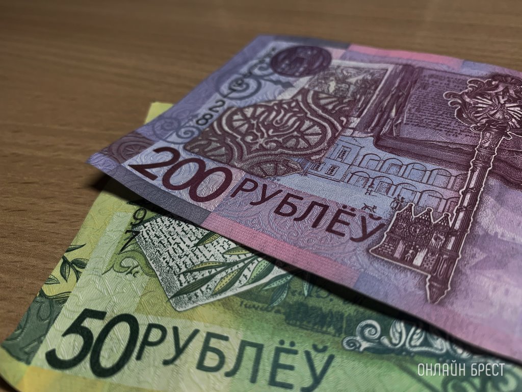 Зарплаты в Беларуси: в каких сферах получают более 7000 рублей