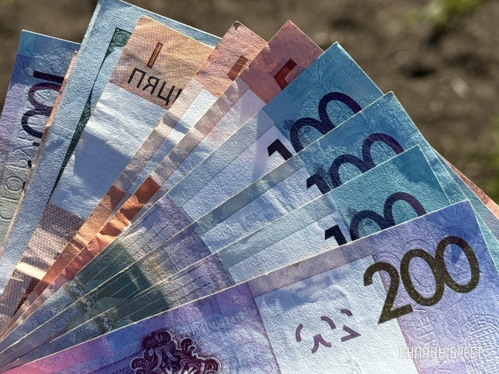 Какое количество белорусов зарабатывают более 10 000 рублей?