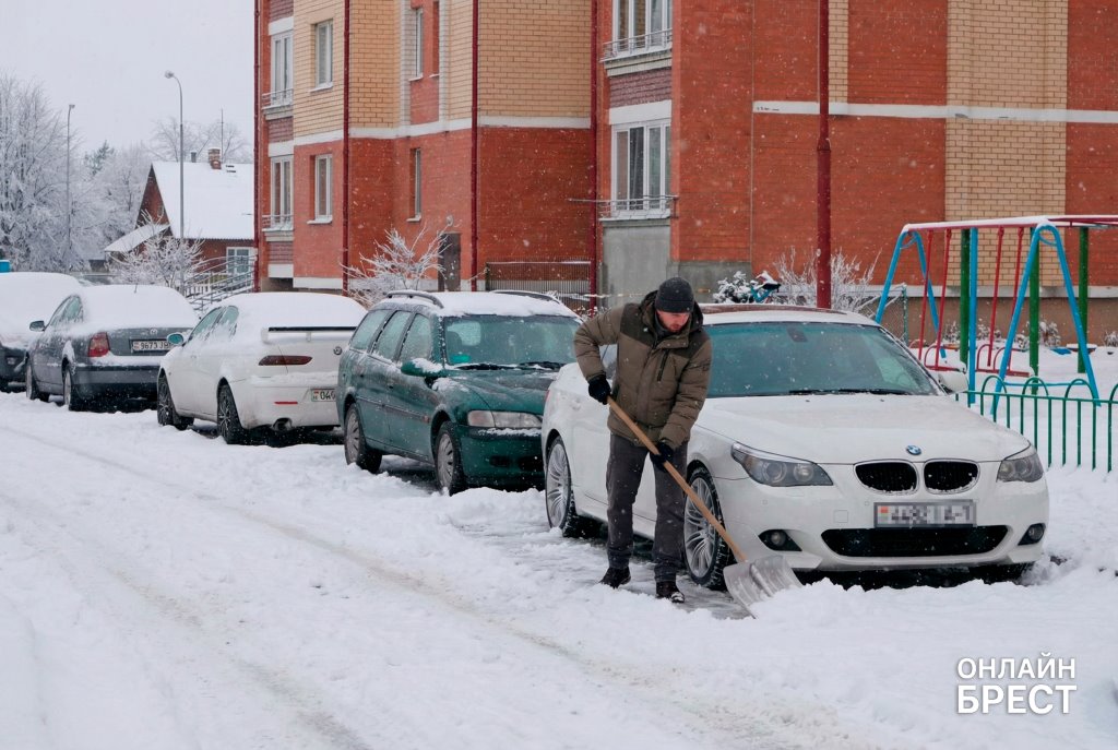 Напоминаем владельцам о необходимости чистить снег вокруг авто