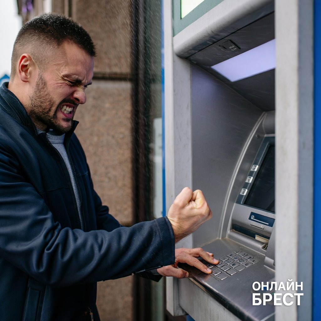 В Беларуси мужчина разгромил банкомат. Вот что стало причиной