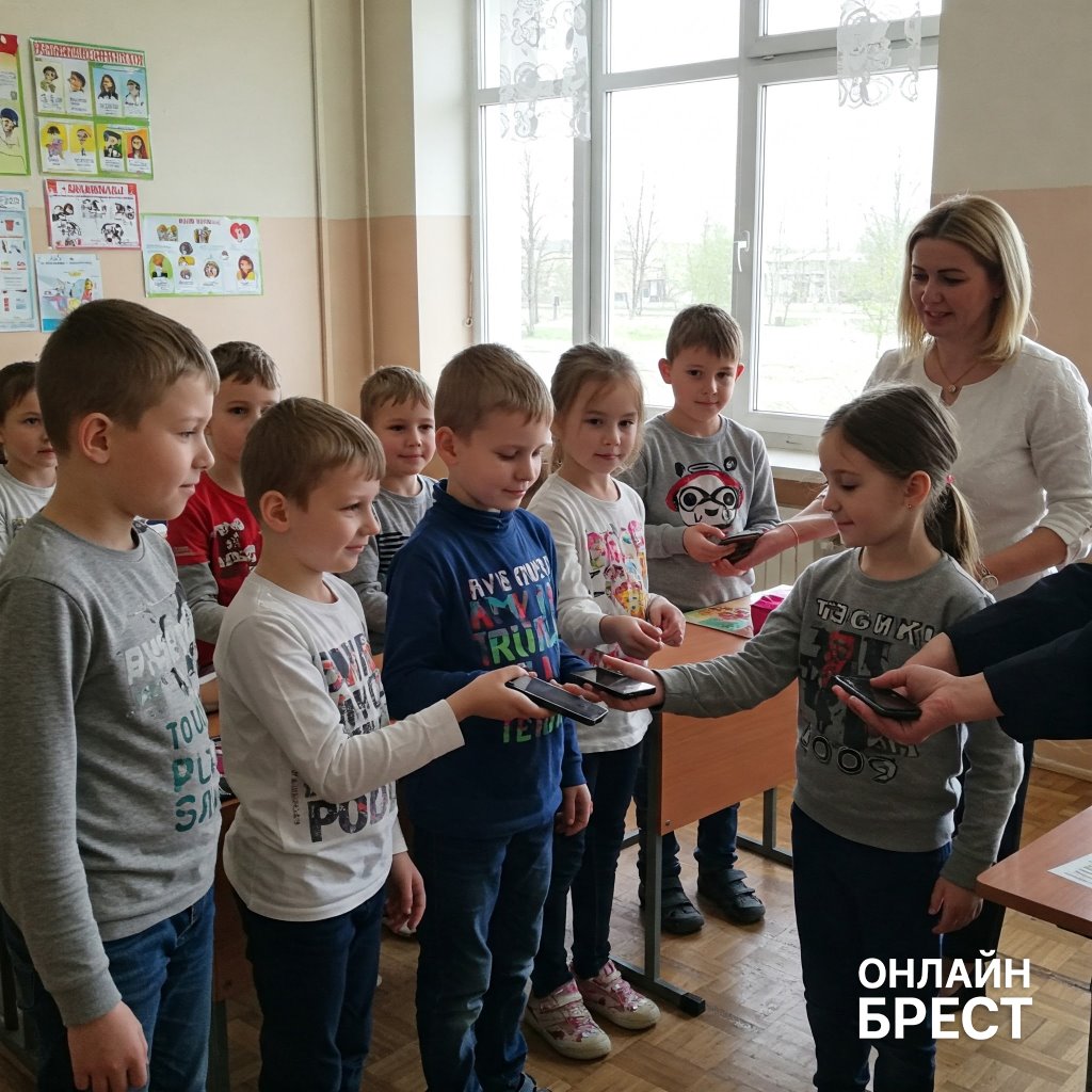 Сдавать на весь учебный день. Минобразования о мобильниках в стенах школы с 1 сентября