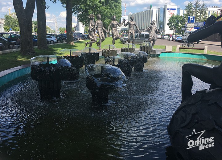 Демонтаж скульптур фонтана возле гостиницы «Интурист»: что происходит и почему?