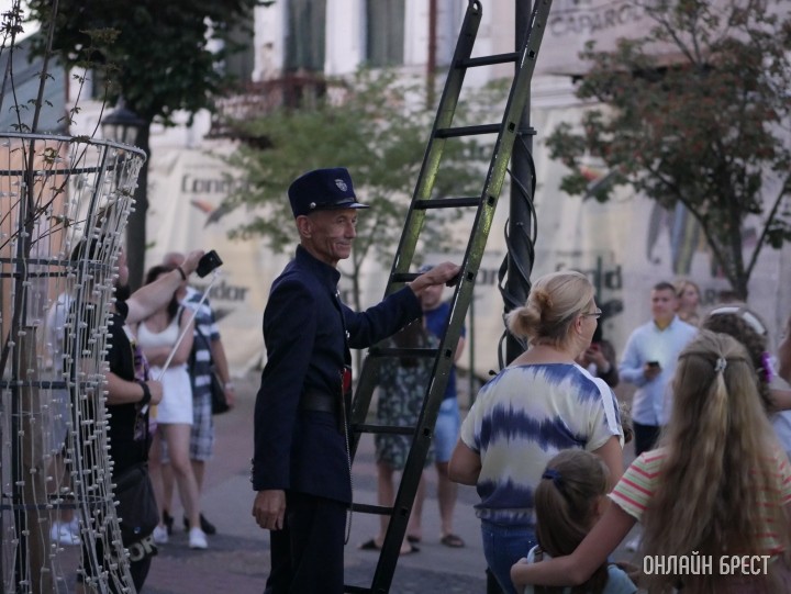 Пять интересных фактов о брестском фонарщике