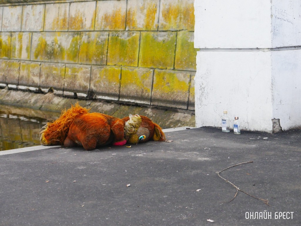 Девочку передали в приемную семью, где ее насиловал ранее осужденный отец. Вот как наказали чиновницу