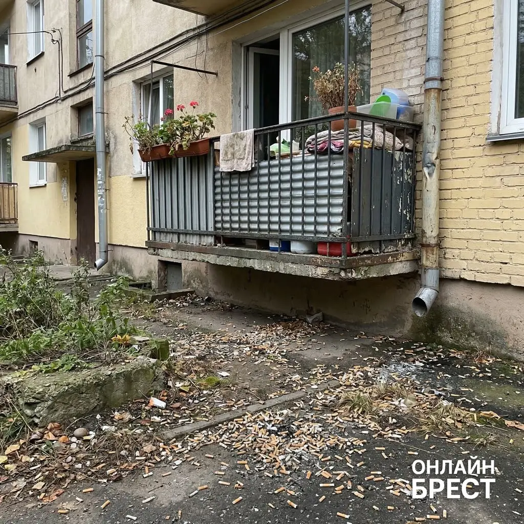 Белоруска показала горы окурков под балконом и разбудила адские споры в комментариях