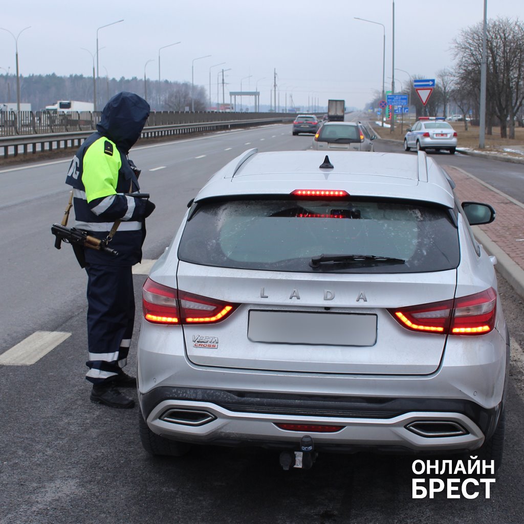 ГАИ начала по всей стране рейды против использования телефонов за рулем: что будут применять?