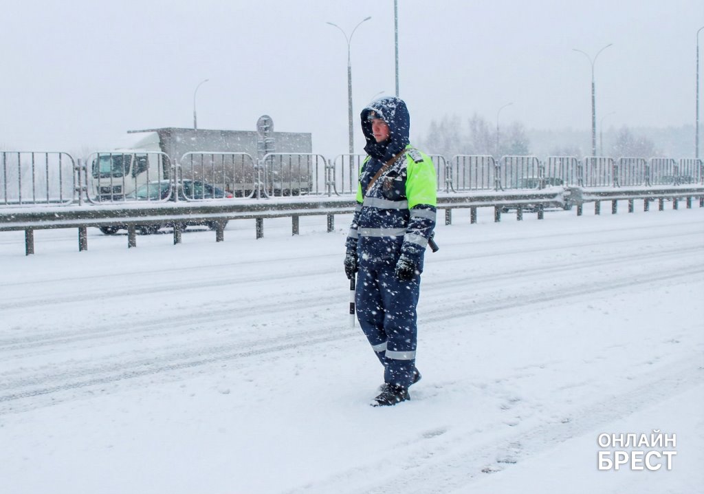 На дорогах Брестской области дежурит спецтехника для буксировки: что важно знать водителю
