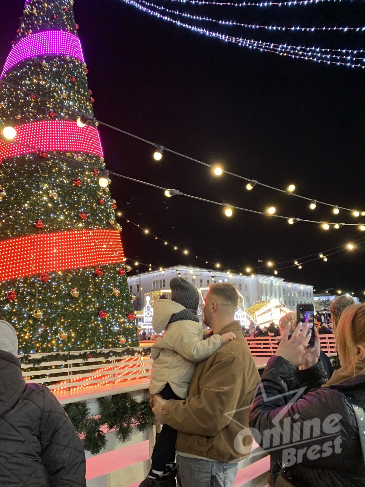 Главная новогодняя красавица Бреста зажглась — видео