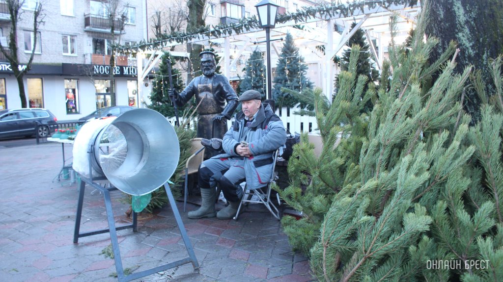 В Бресте с 17 по 31 декабря откроются праздничные «Елочные базары» — список адресов