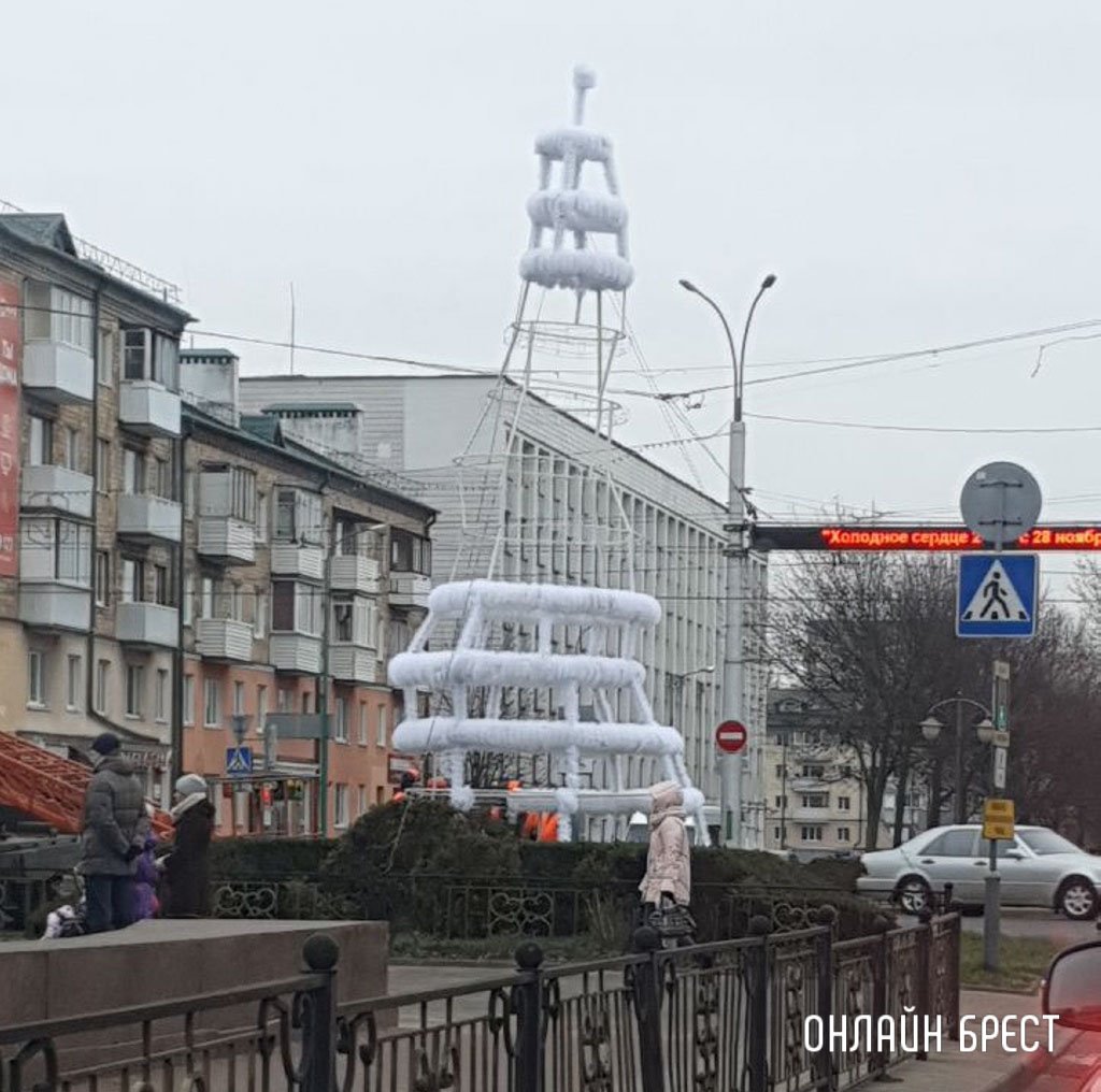 В Бресте на бульваре Космонавтов будет установлена марсианская елка, а на площади Ленина – искусственная