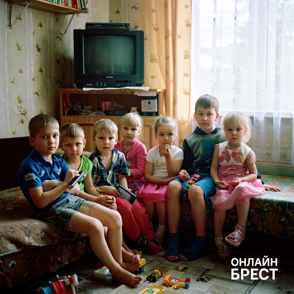 В Бресте у семьи забрали 7 детей и поместили на гособеспечение — вот что случилось