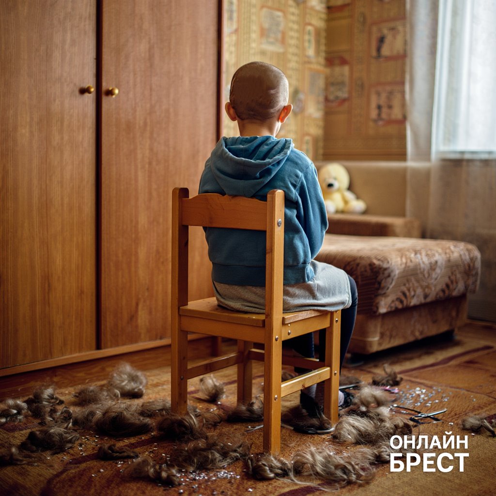 В Беларуси отец обрил дочь наголо из-за плохой оценки. Какое наказание он получил