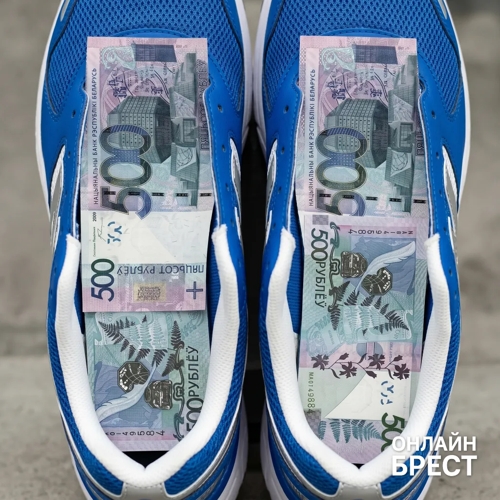 Белорус забирал на почте посылки с обувью — под стельками прятали 80 тысяч рублей