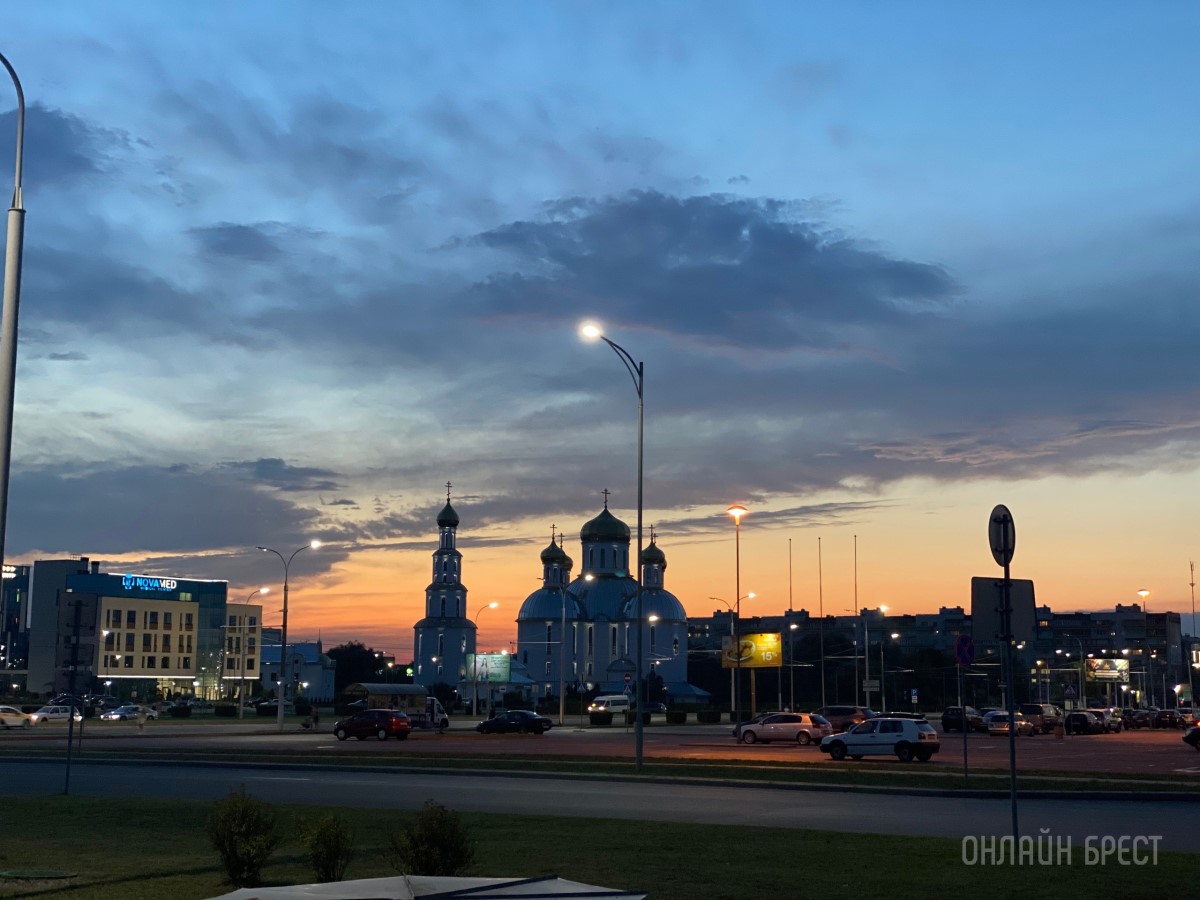 Читатель: Вечерний Брест, последние дни лета 2023