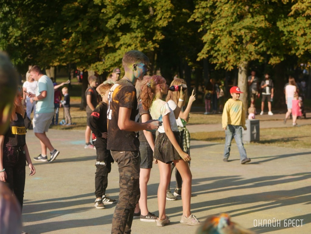 На тысячу юношей приходится 967 девушек. Что еще Белстат рассказал о белорусской молодежи