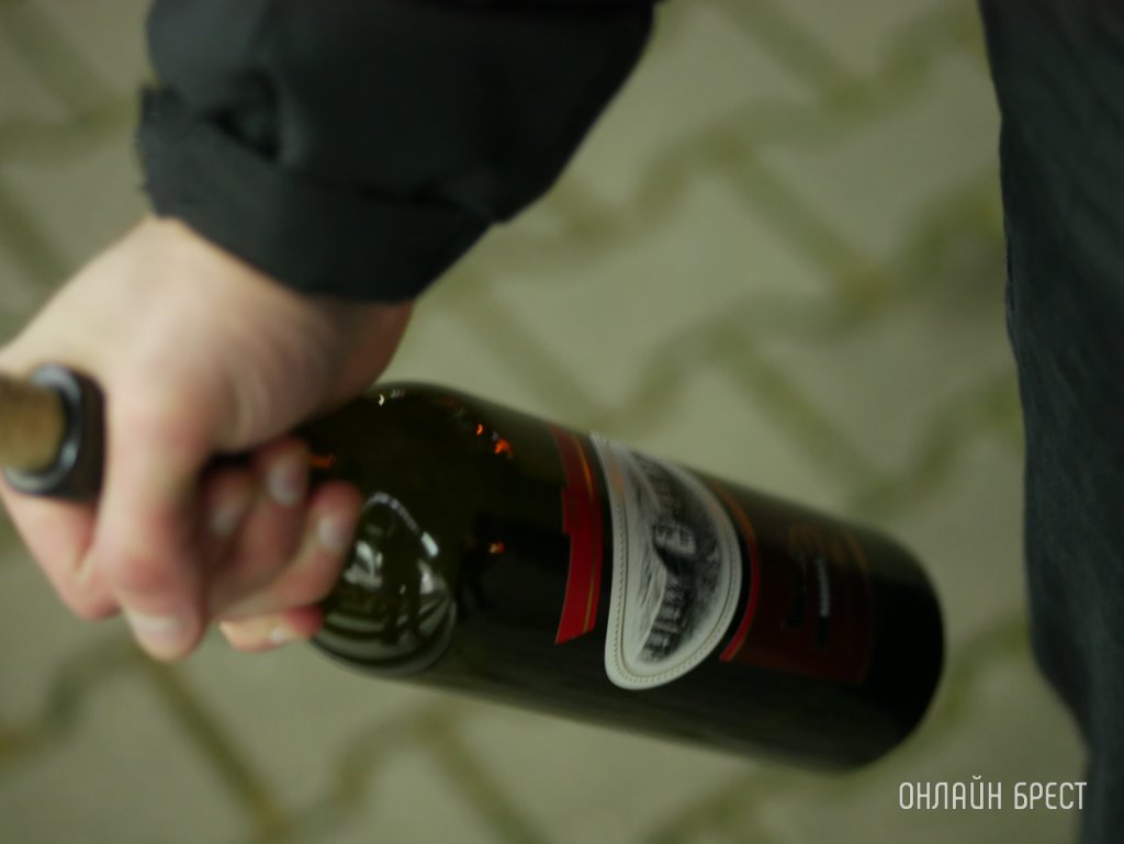 В Беларуси кассиры продавали алкоголь подросткам. Кого наказали?