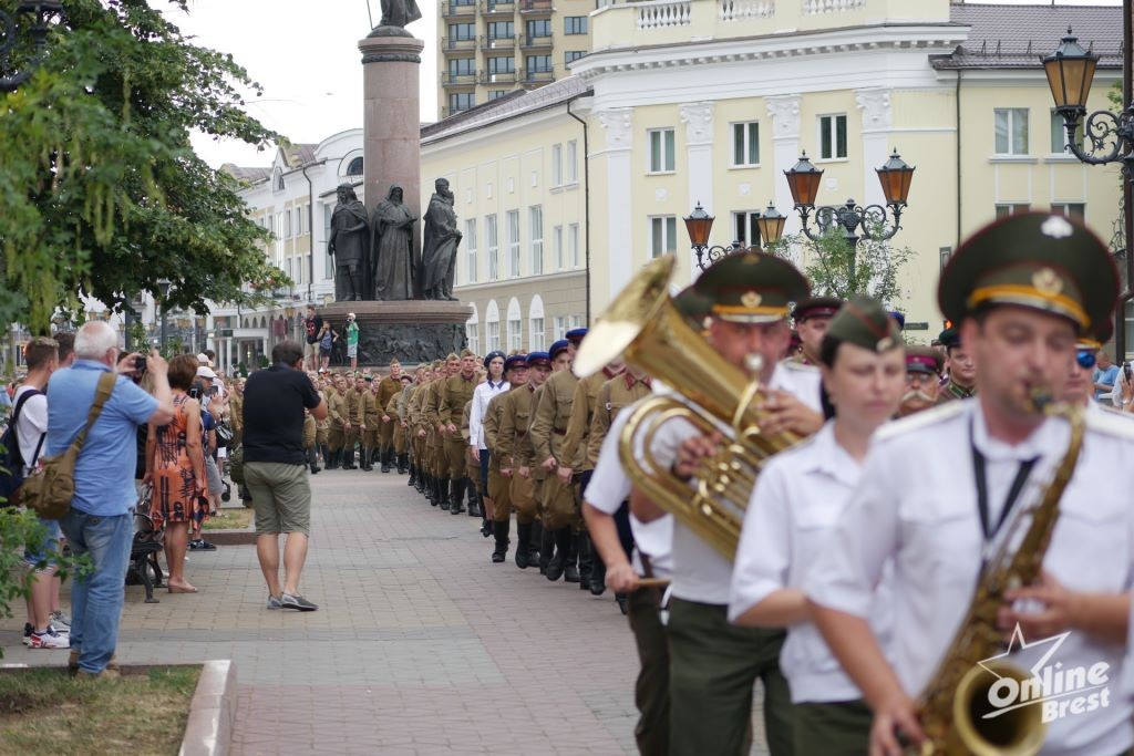 Марш с участием реконструкторов