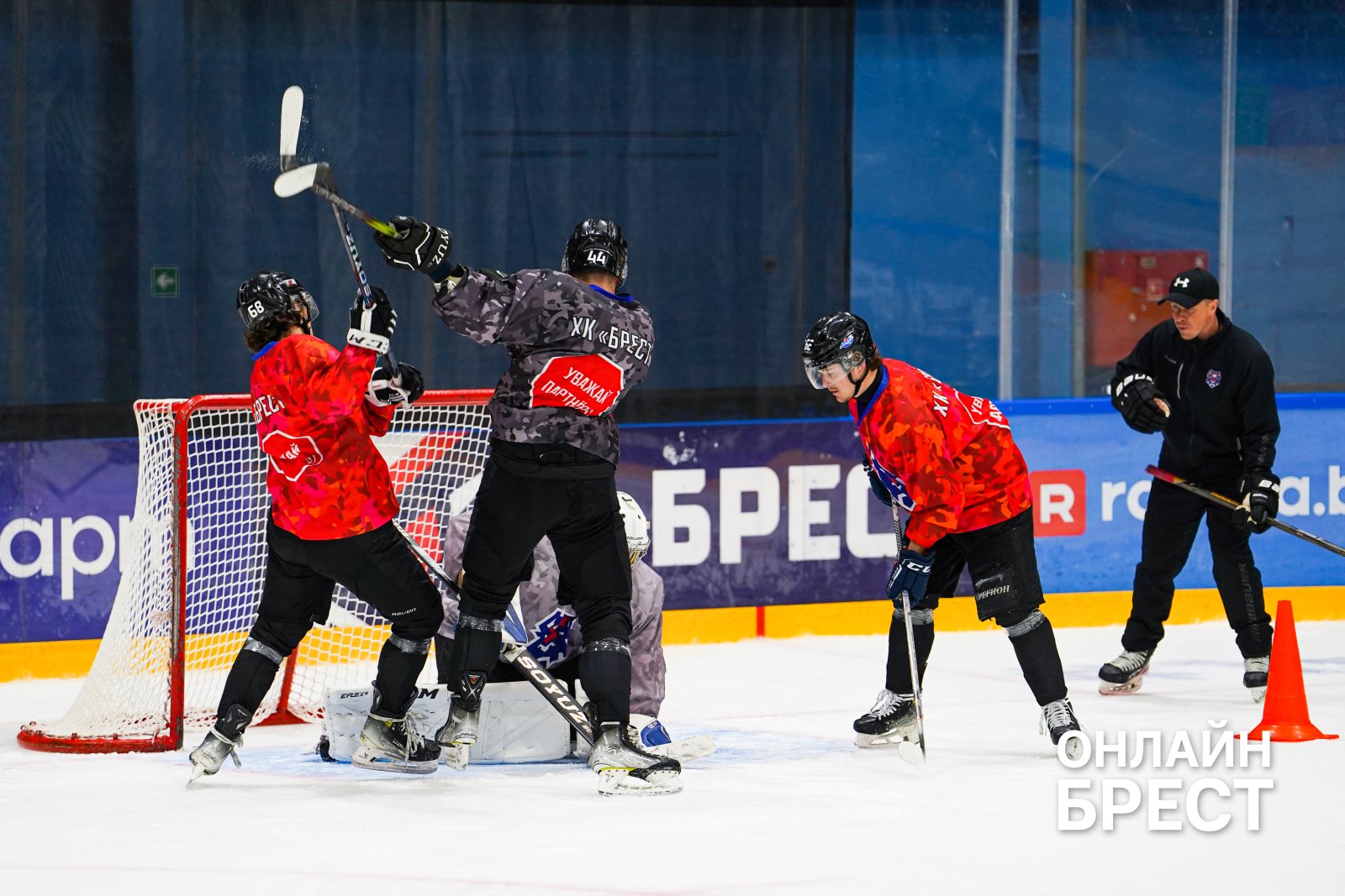 Смотрите, как тренируется ХК «Брест» — большой фоторепортаж