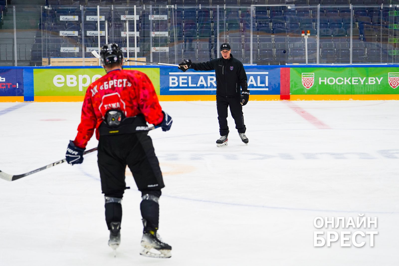 Обращение к болельщикам, главный соперник и другие важные темы: откровенное интервью главного тренера ХК «Брест»