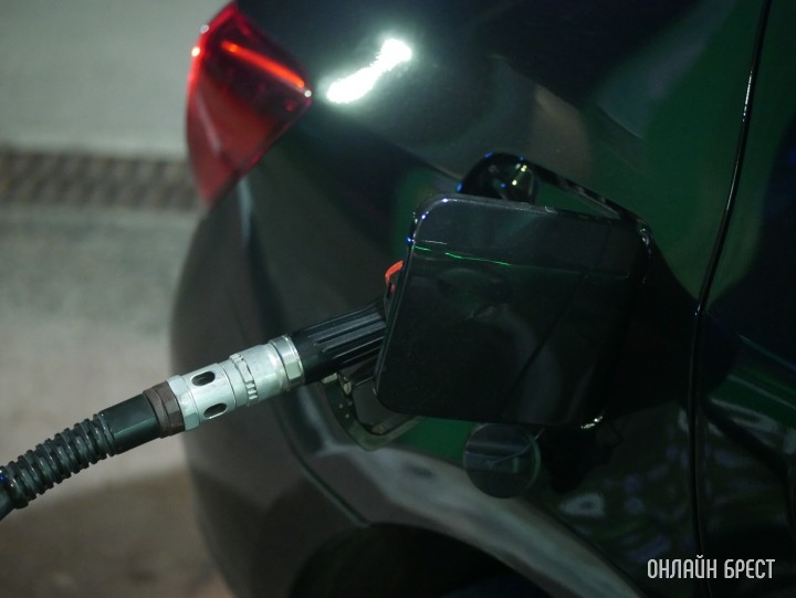 Поляки и литовцы едут заправляться в Беларусь — разница в цене до 1,2 евро за литр