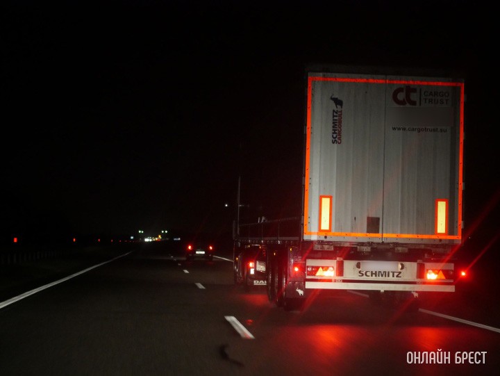 Сложно, интересно и опасно. Поговорили с дальнобойщиком о его работе и… призраках на дороге