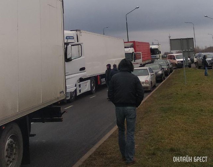 «Семь суток в кабине»: истории тех, кто стоит в очередях на белорусско-польской границе