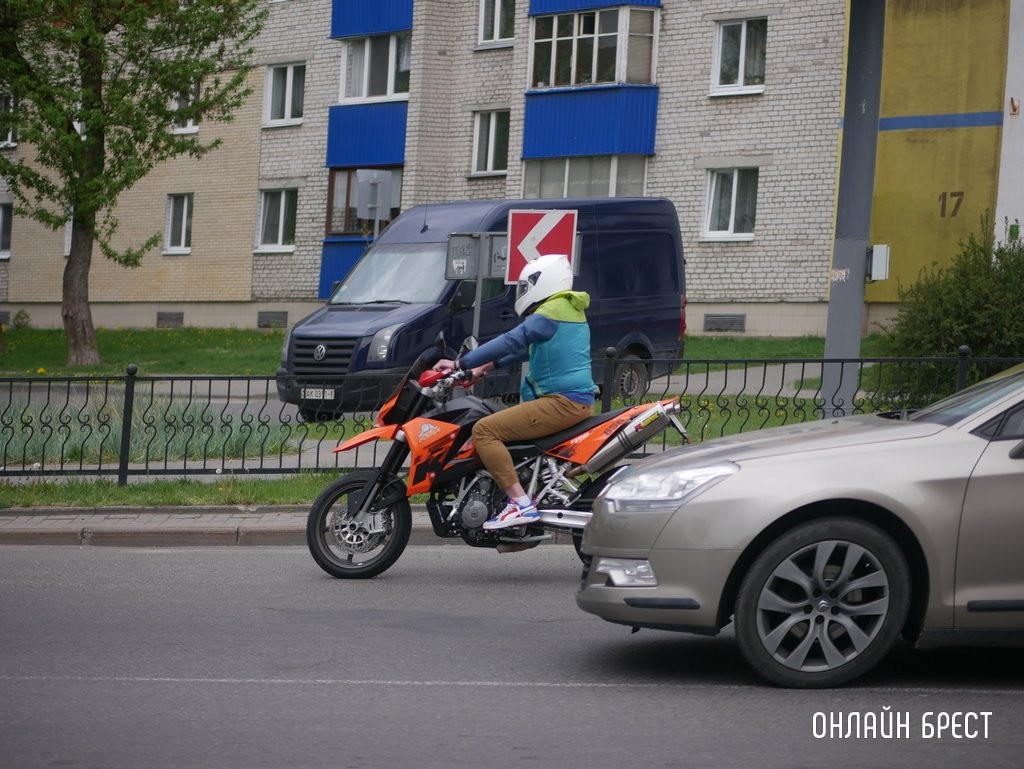 Не перевозить пьяных и обязательно надевать шлем. О чём не стоит забывать байкерам