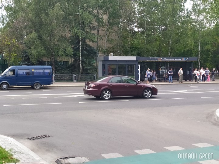 В каком случае вблизи остановочных пунктов маршрутных транспортных средств разрешено остановиться автомобилю?