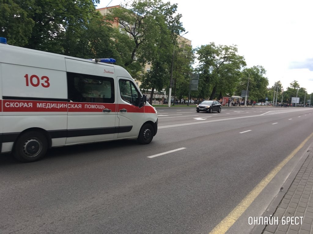 В Ивацевичах трёхлетняя девочка наглоталась таблеток и попала в больницу