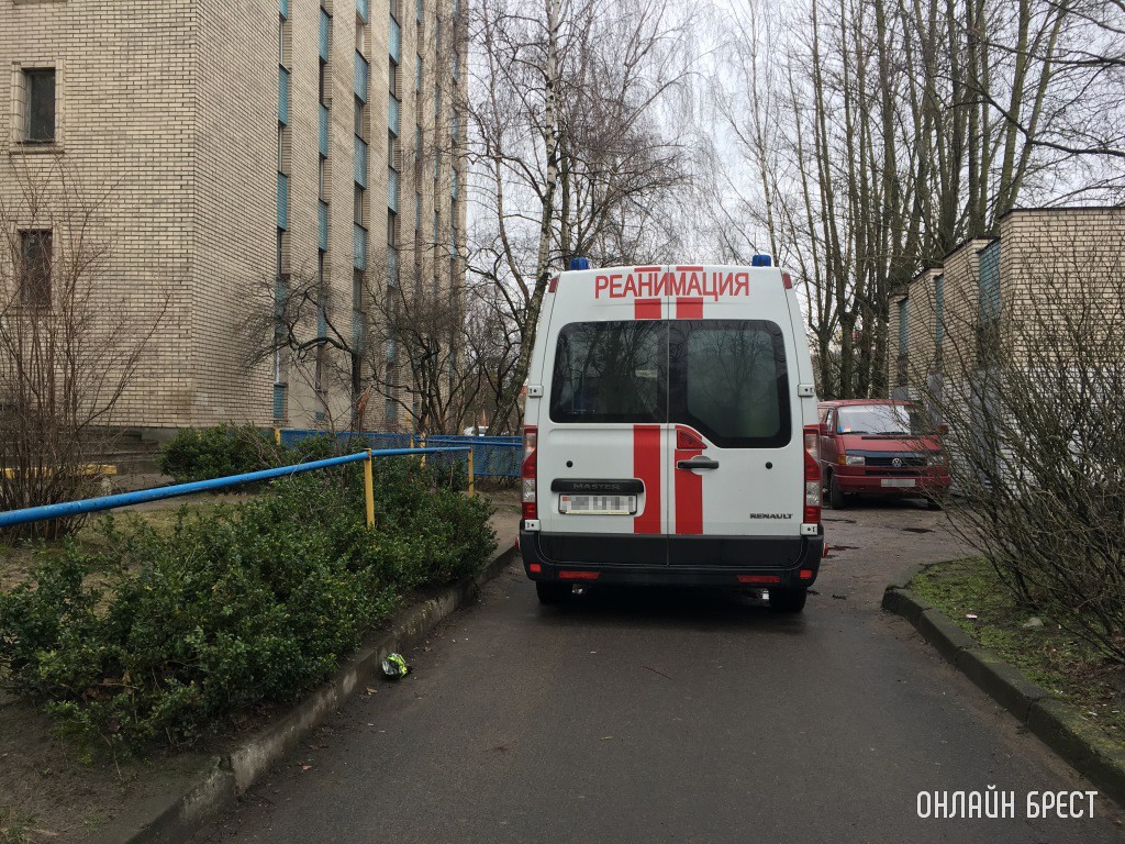 В Березовском районе женщина выпала из окна третьего этажа