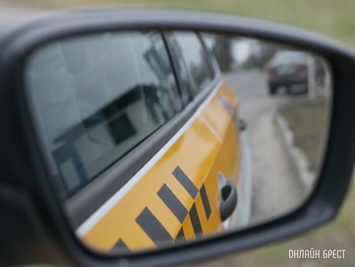 В Бресте таксист высадил ребенка из машины, в результате он потерялся — Транспортная инспекция отреагировала