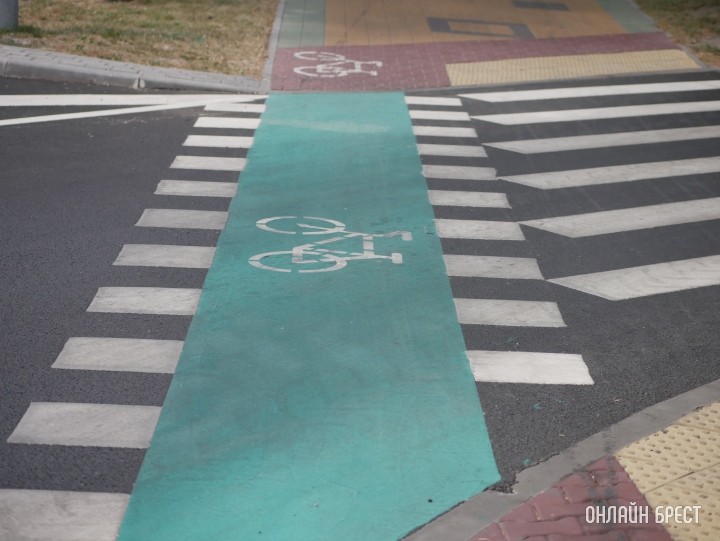 Решат ли новые ПДД спор между водителями и велосипедистами?