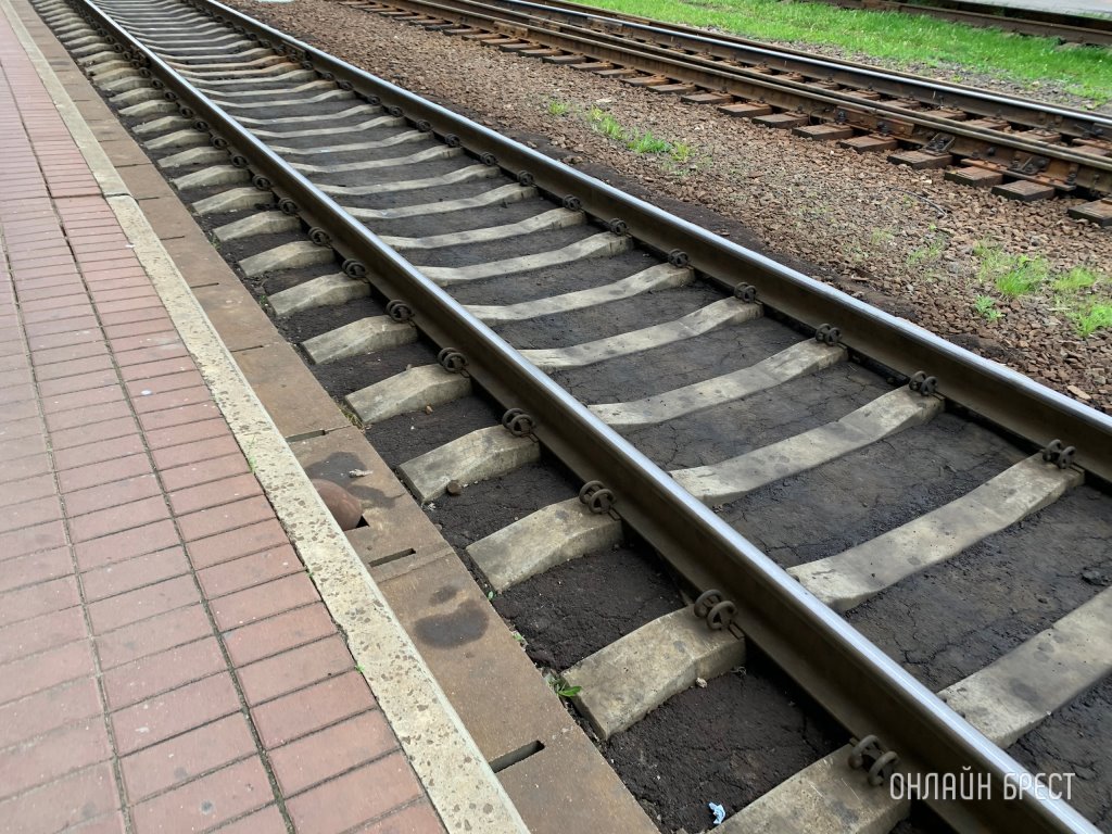 Трактор столкнулся с поездом Брест-Гомель