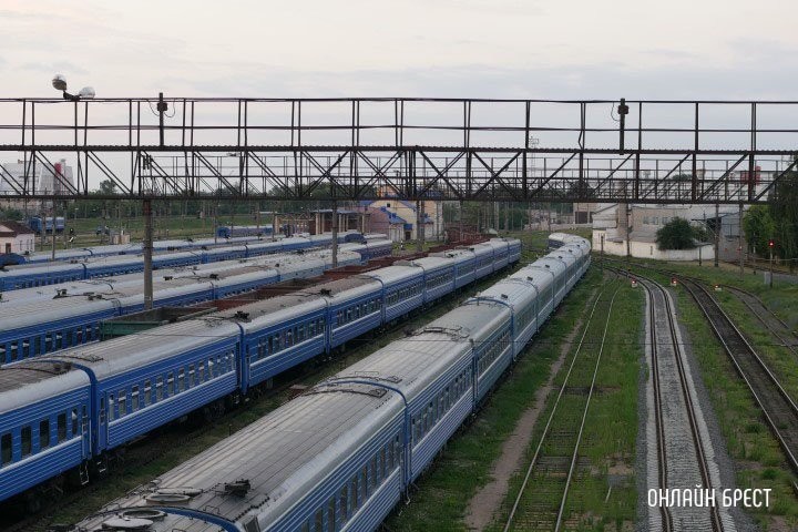 62-летний зацепер: белорус решил прокатиться на подножке поезда «Вилейка – Брест»