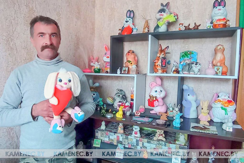 Житель Каменца 28 лет собирает фигурки кроликов из разных уголков мира