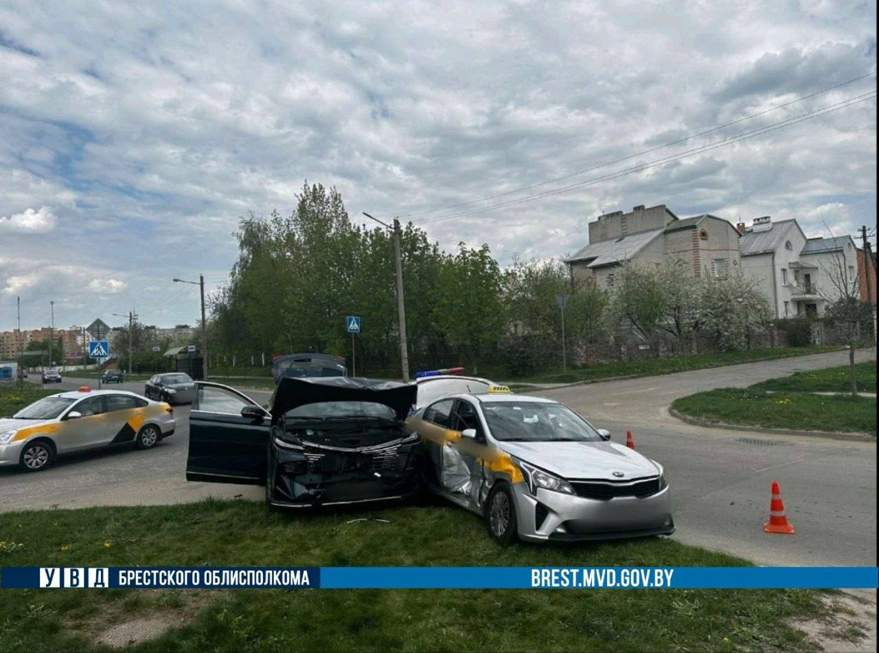 В Бресте на Ясеневой произошло ДТП с участием такси. Кто виноват?