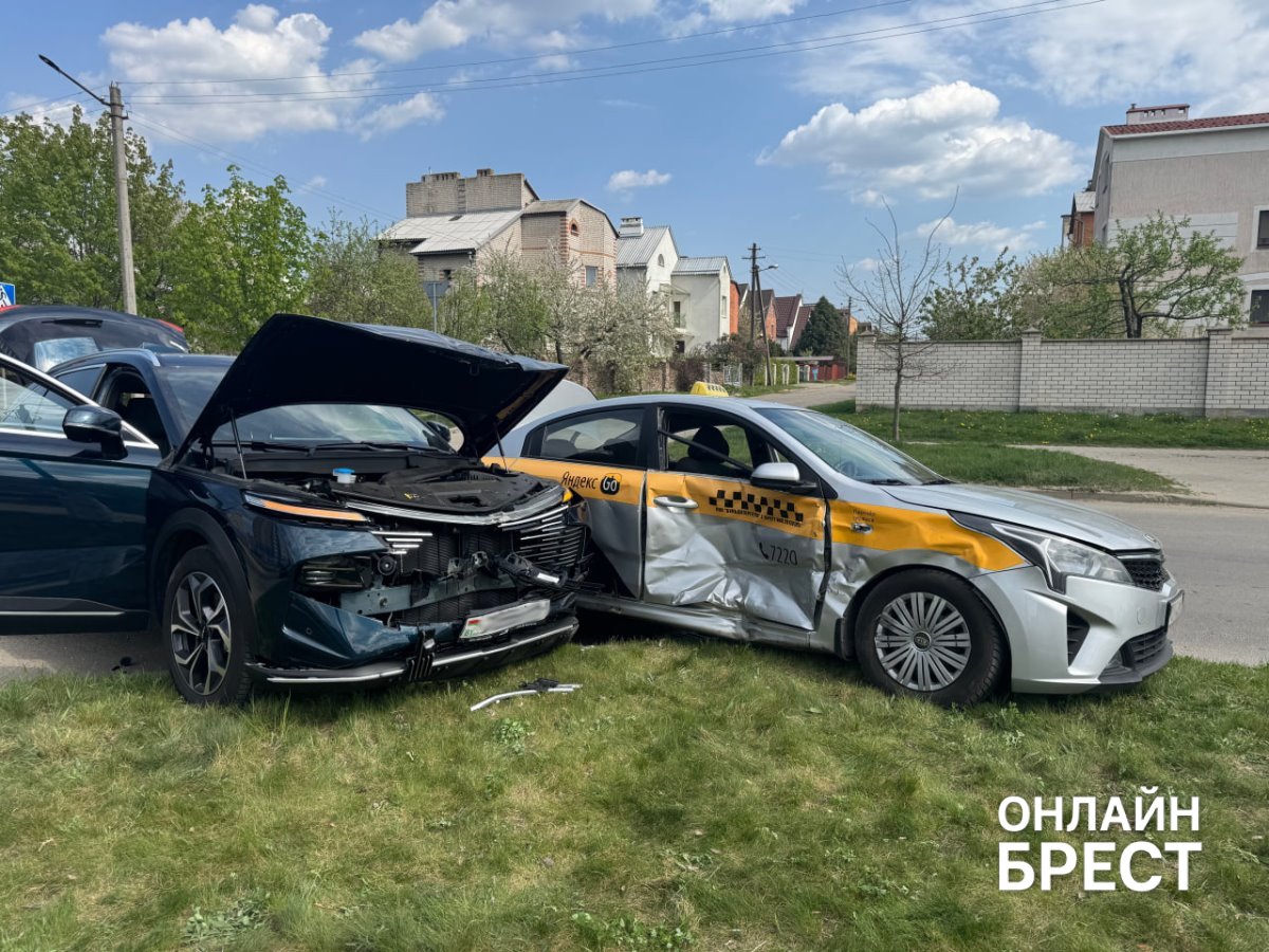 В Бресте на Ясеневой произошло ДТП с участием такси. Кто виноват?