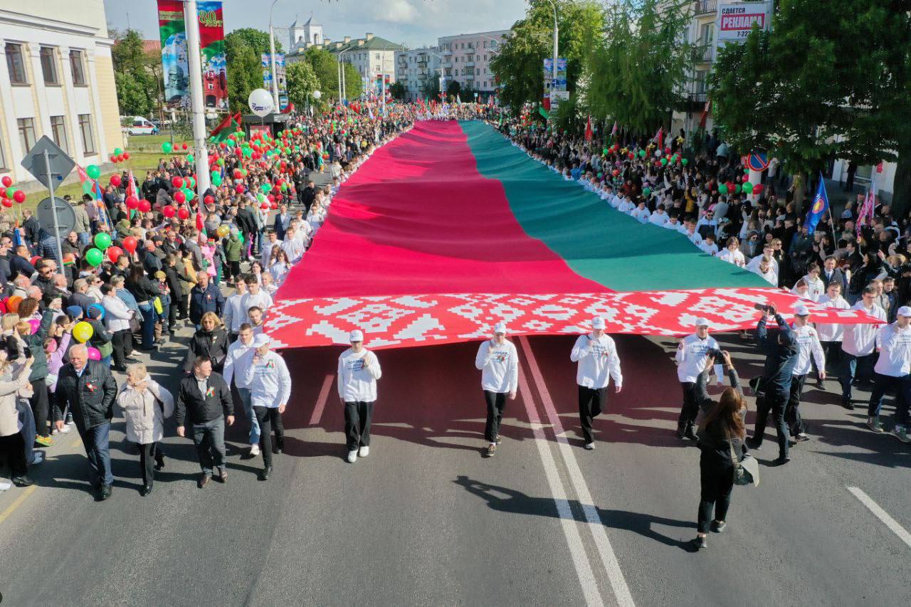 Парад Победы проехал по улицам Бреста — видео и фото