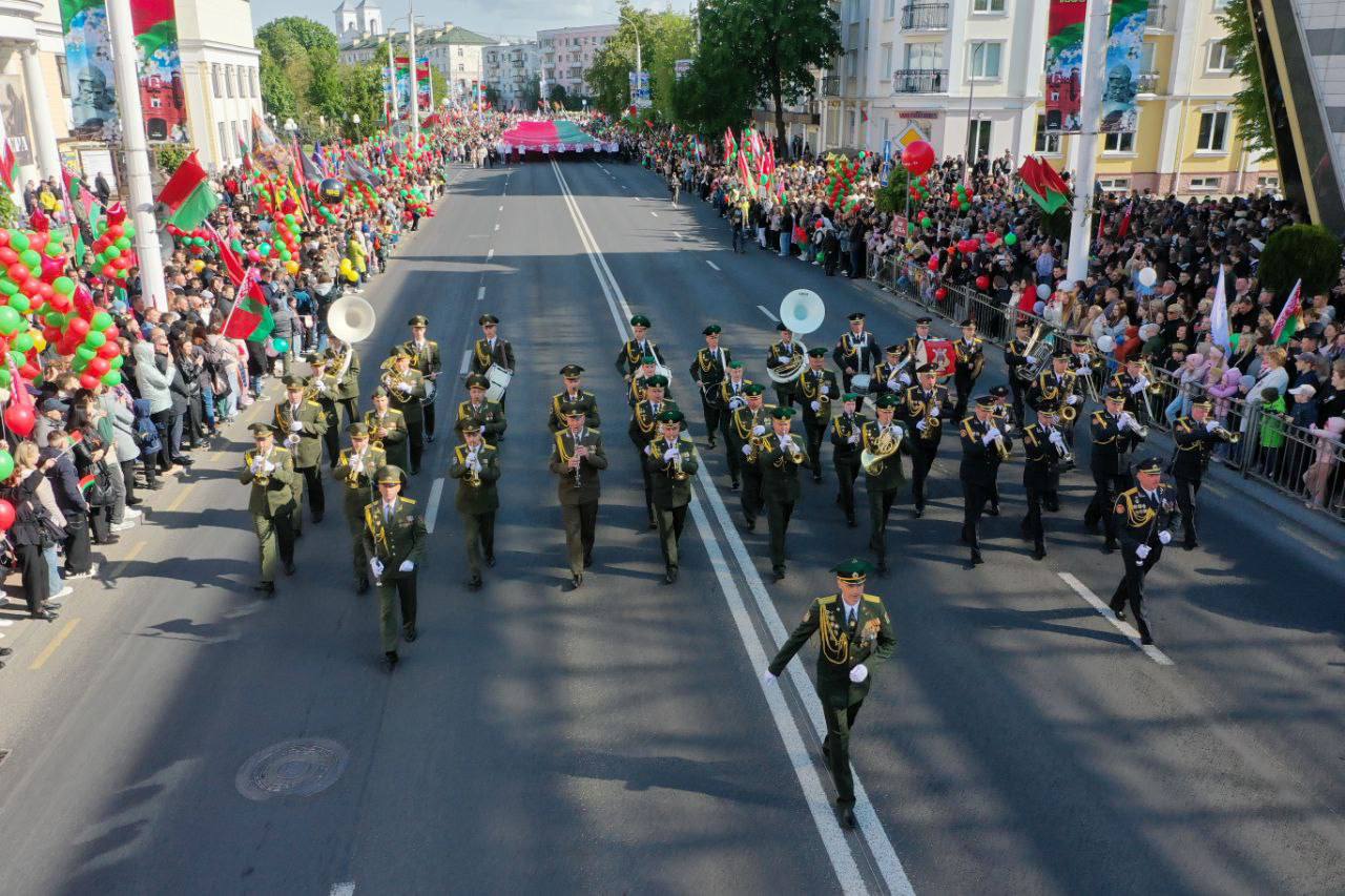 Парад Победы проехал по улицам Бреста — видео и фото