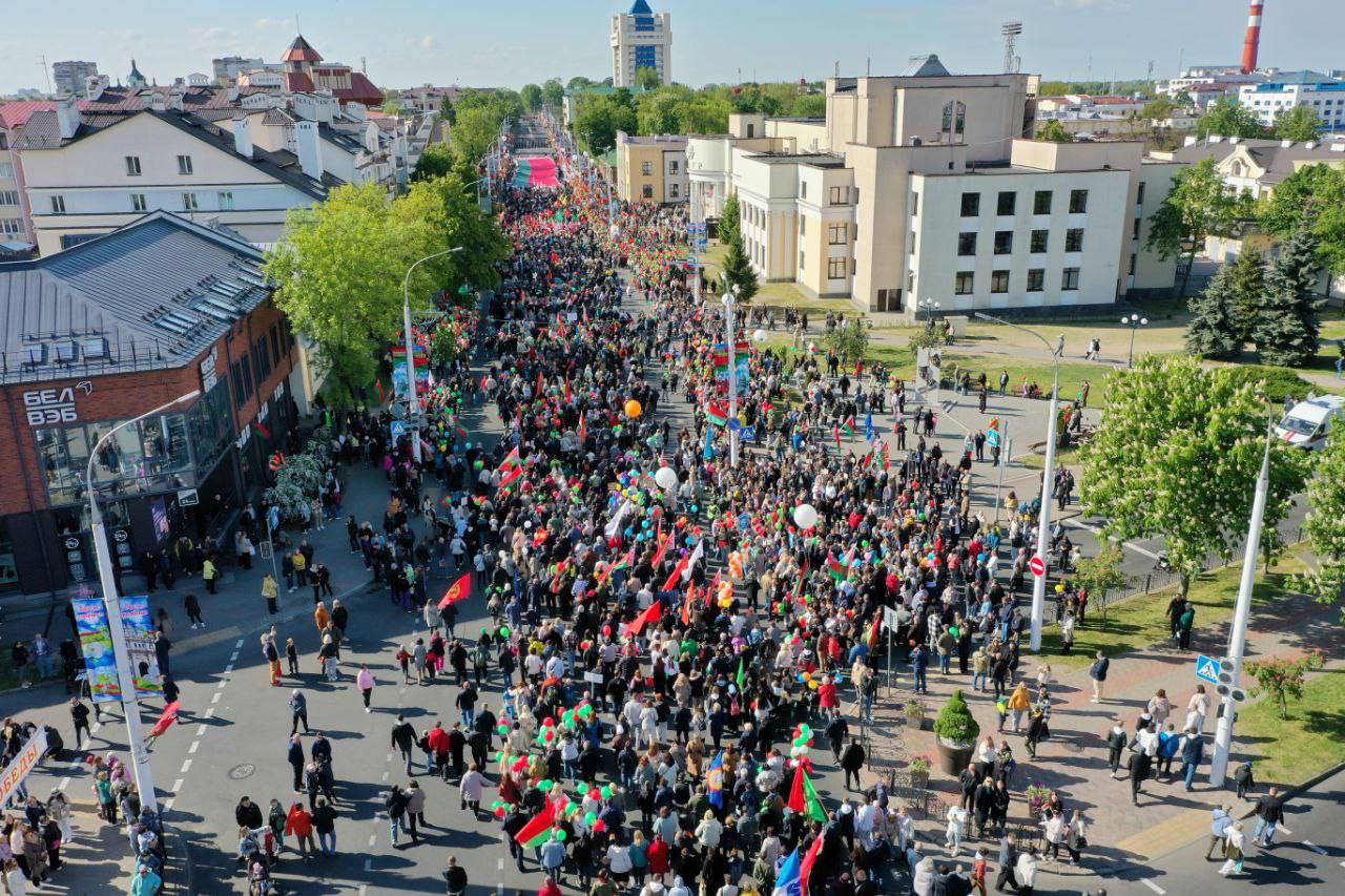 Парад Победы проехал по улицам Бреста — видео и фото