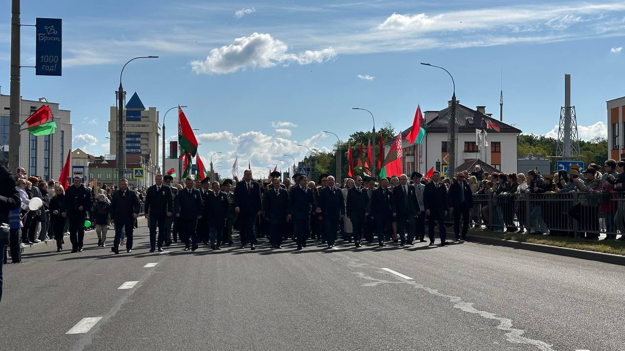 Парад Победы проехал по улицам Бреста — видео и фото