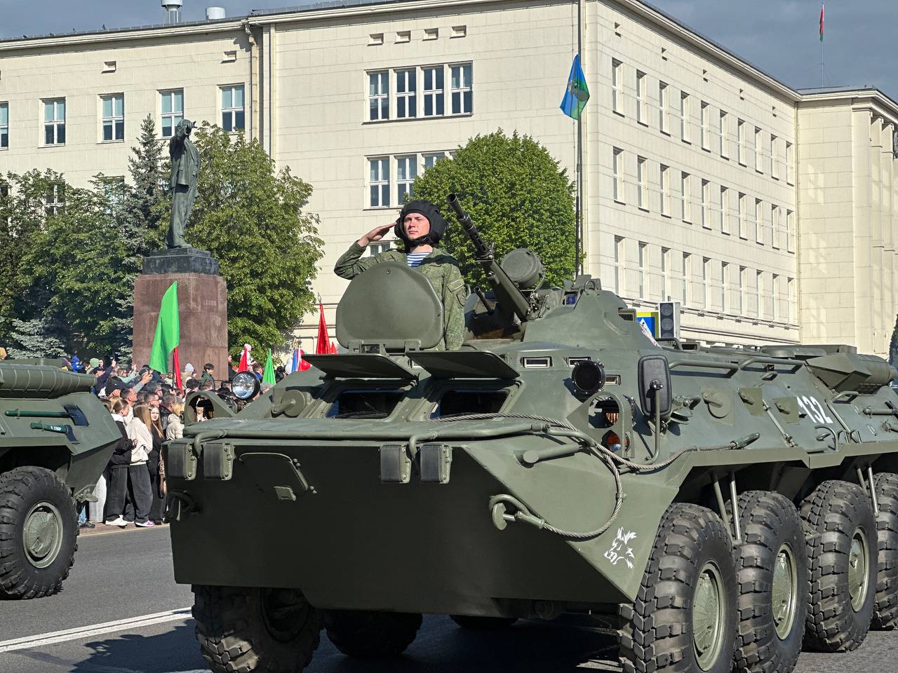 Парад Победы проехал по улицам Бреста — видео и фото