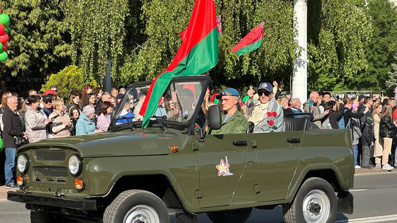 Парад Победы проехал по улицам Бреста — видео и фото